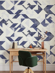 Geometría Intemporal Azul en un despacho con escritorio y silla verde
